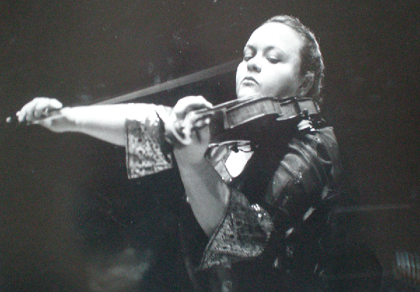 Nell Gotkovsky joue du violon